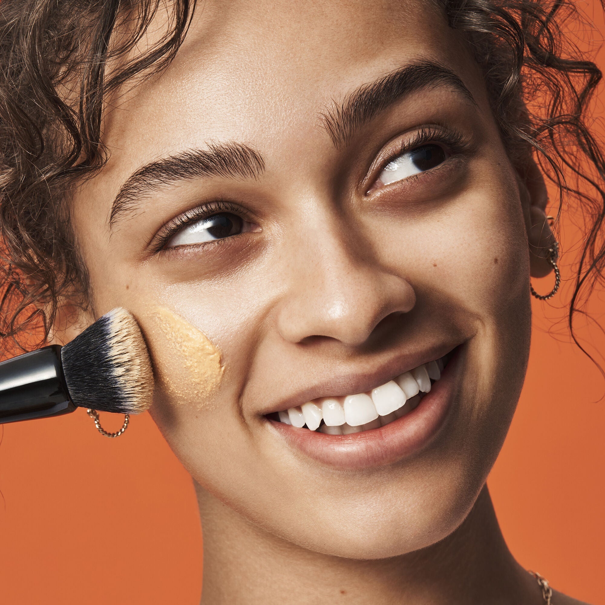 Model Applying Vitamin C Primer